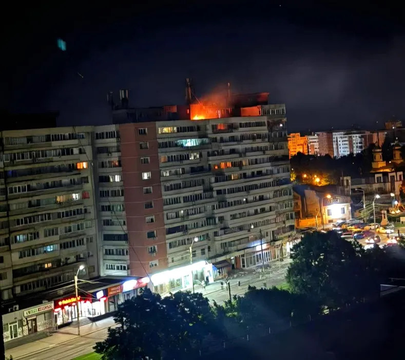 O dronă rusească a lovit un bloc din Galați